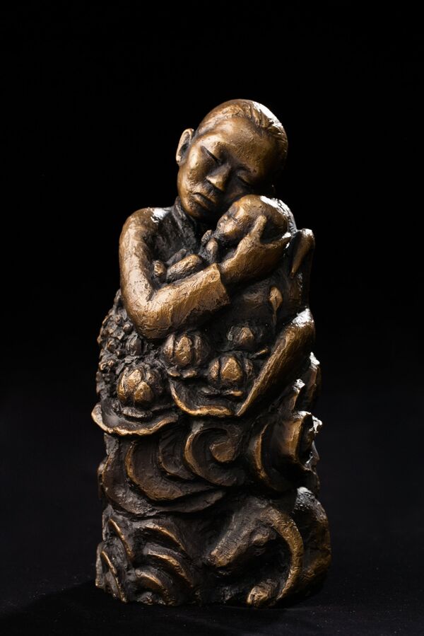 Bức tượng Pieta Việt Nam được Quỹ hòa bình Hàn - Việt vận động kinh phí từ người dân Hàn Quốc để đúc đồng, dự kiến đặt tượng đầu tiên ở đảo Jeju (Hàn Quốc) và nhiều nơi khác - Sputnik Việt Nam