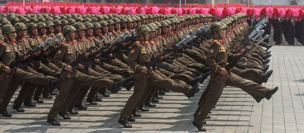 Các quân nhân trong cuộc diễu binh kỷ niệm 105 năm ngày sinh của lãnh tụ Kim Il Sung sáng lập Nhà nước CHDCND Triều Tiên - Sputnik Việt Nam