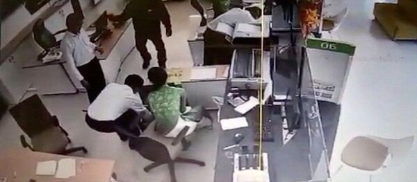 Hình ảnh tên cướp bịt mặt xông vào ngân hàng cướp tài sản - Sputnik Việt Nam