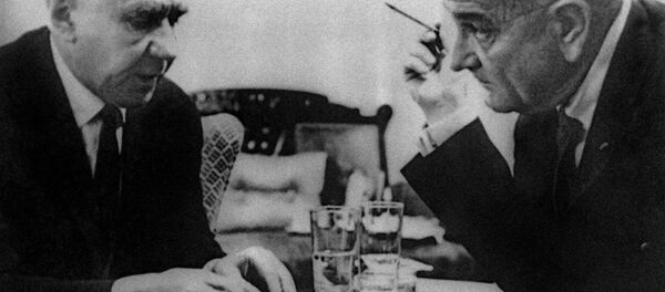 Thủ tướng Liên Xô Aleksey Kosygin đã có cuộc gặp với Tổng thống Mỹ lúc bấy giờ ông Lyndon Johnson. - Sputnik Việt Nam