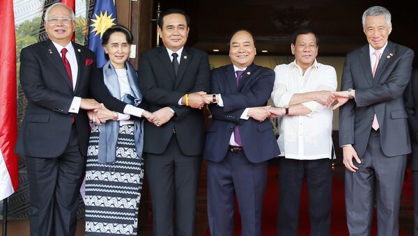 Hội nghị thượng đỉnh các nhà lãnh đạo ASEAN lần thứ 30, ngày 29 tháng 4 năm 2017 ở Manila, Philippines. Từ bên trái: Thủ tướng Malaysia Najib Razak, Ngoại trưởng Myanmar Aung San Suu Kyi, Thủ tướng Thái Lan Prayuth Chan-ocha, Thủ tướng Nguyễn Xuân Phúc, Tổng thống Philippines Rodrigo Duterte và Thủ tướng Singapore Lee Hsien Loong. - Sputnik Việt Nam