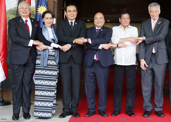 Hội nghị thượng đỉnh các nhà lãnh đạo ASEAN lần thứ 30, ngày 29 tháng 4 năm 2017 ở Manila, Philippines. Từ bên trái: Thủ tướng Malaysia Najib Razak, Ngoại trưởng Myanmar Aung San Suu Kyi, Thủ tướng Thái Lan Prayuth Chan-ocha, Thủ tướng Nguyễn Xuân Phúc, Tổng thống Philippines Rodrigo Duterte và Thủ tướng Singapore Lee Hsien Loong. - Sputnik Việt Nam
