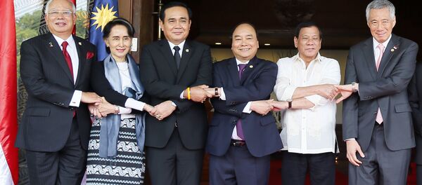 Hội nghị thượng đỉnh các nhà lãnh đạo ASEAN lần thứ 30, ngày 29 tháng 4 năm 2017 ở Manila, Philippines. Từ bên trái: Thủ tướng Malaysia Najib Razak, Ngoại trưởng Myanmar Aung San Suu Kyi, Thủ tướng Thái Lan Prayuth Chan-ocha, Thủ tướng Nguyễn Xuân Phúc, Tổng thống Philippines Rodrigo Duterte và Thủ tướng Singapore Lee Hsien Loong. - Sputnik Việt Nam