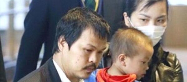 Gia đình Nhật Linh ở sân bay Narita sáng 21/4. - Sputnik Việt Nam