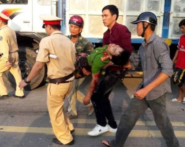 Người dân cùng lực lượng chức năng đưa nạn nhân đi cấp cứu - Sputnik Việt Nam