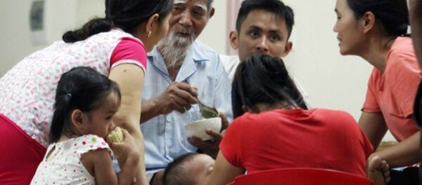 Cụ Lê Đình Kình ăn bữa cơm tối cùng gia đình - Sputnik Việt Nam