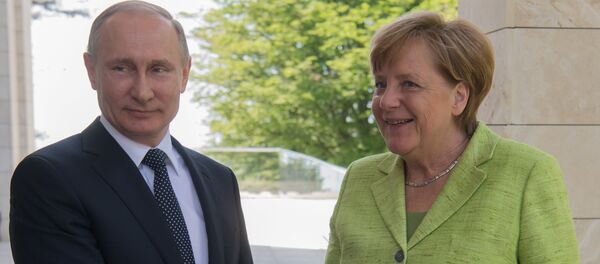 Tổng thống Nga Vladimir Putin và Thủ tướng Đức Angela Merkel - Sputnik Việt Nam