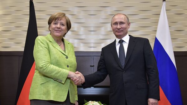 Tổng thống Nga Vladimir Putin và Thủ tướng Đức Angela Merkel - Sputnik Việt Nam