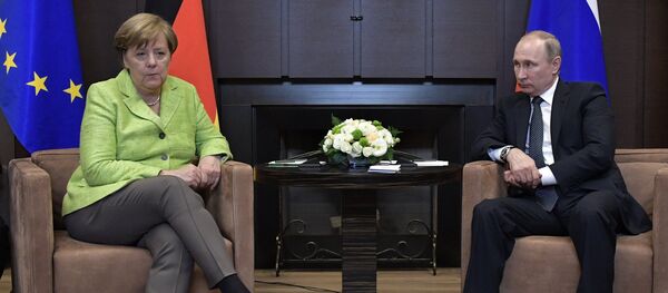 Tổng thống Nga Vladimir Putin và Thủ tướng Đức Angela Merkel - Sputnik Việt Nam