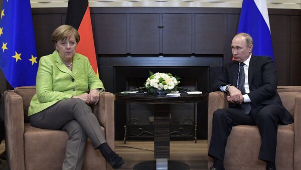 Tổng thống Nga Vladimir Putin và Thủ tướng Đức Angela Merkel - Sputnik Việt Nam