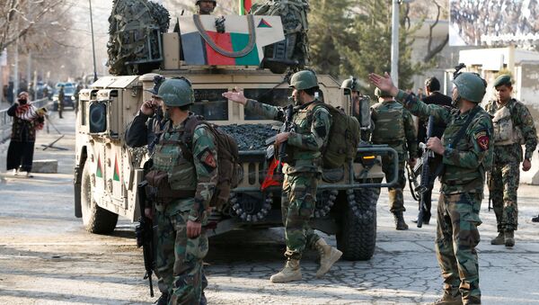 Afghan commando troops watch outside a military hospital in Kabul, Afghanistan March 8, 2017 - Sputnik Việt Nam