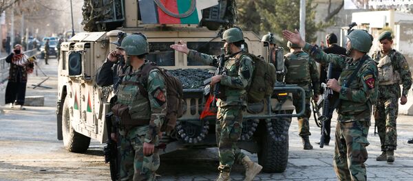 Afghan commando troops watch outside a military hospital in Kabul, Afghanistan March 8, 2017 - Sputnik Việt Nam
