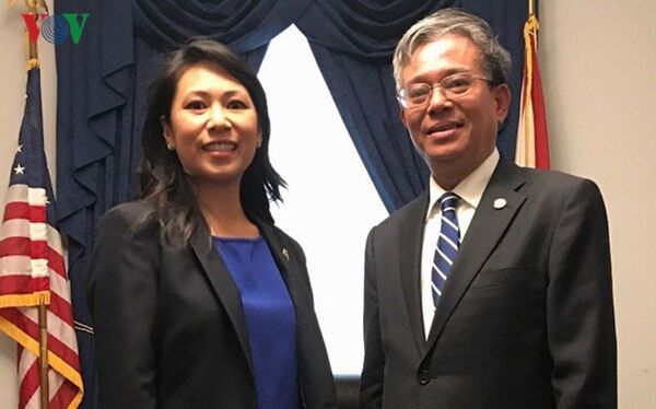 Đại sứ Phạm Quang Vinh và Hạ nghị sỹ Murphy. Đại sứ Phạm Quang Vinh và Hạ nghị sỹ Murphy. - Sputnik Việt Nam