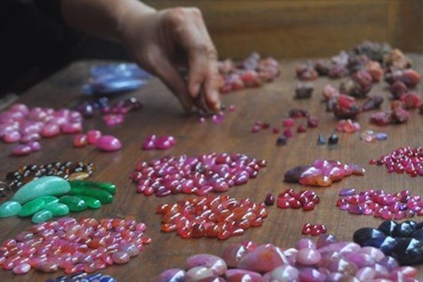 Theo lời dân địa phương, chợ này phát triển nhất vào những năm 1991, 1992 là những năm đầu người ta phát hiện ra ở Lục Yên có mỏ đá quý. Dân các nơi đổ đến đào đãi đá, người dân địa phương cũng bỏ nghề làm ruộng, đi rừng để tìm đá. Ai đi đào đãi được chút ít lại mang về chợ bán. Theo lời dân địa phương, chợ này phát triển nhất vào những năm 1991, 1992 là những năm đầu người ta phát hiện ra ở Lục Yên có mỏ đá quý. Dân các nơi đổ đến đào đãi đá, người dân địa phương cũng bỏ nghề làm ruộng, đi rừng để tìm đá. Ai đi đào đãi được chút ít lại mang về chợ bán. - Sputnik Việt Nam