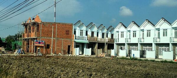 Một điểm phân lô được cho là của một ông trùm phân lô đang tiến hành xây dựng gấp rút. - Sputnik Việt Nam