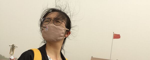 Девушка в маске от смога на площади Таньянмень в центре Пекина - Sputnik Việt Nam