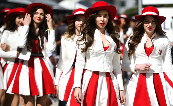 Sochi. Grid-girls trước khi bắt đầu vòng loại giải Grand Prix của Nga về môn đua xe Formula-1. - Sputnik Việt Nam