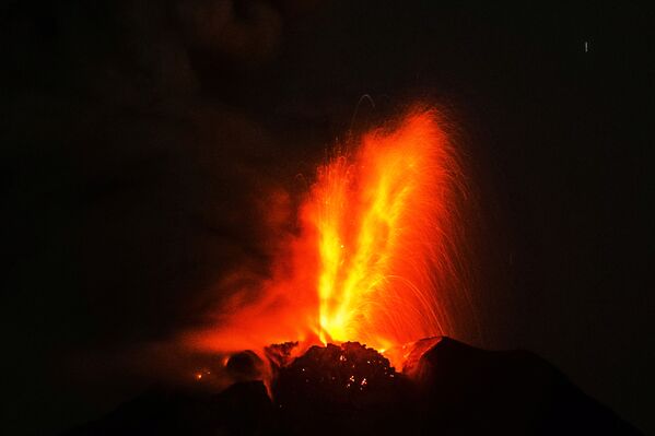 Indonesia. Núi lửa Sinabung phún xuất ở Sumatra. - Sputnik Việt Nam