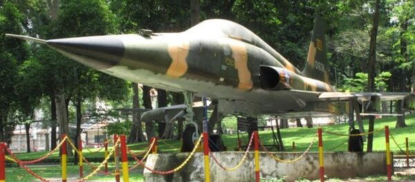 Một chiếc tiêm kích F-5E được trưng bày trong khuôn viên Dinh Độc Lập Một chiếc tiêm kích F-5E được trưng bày trong khuôn viên Dinh Độc Lập - Sputnik Việt Nam