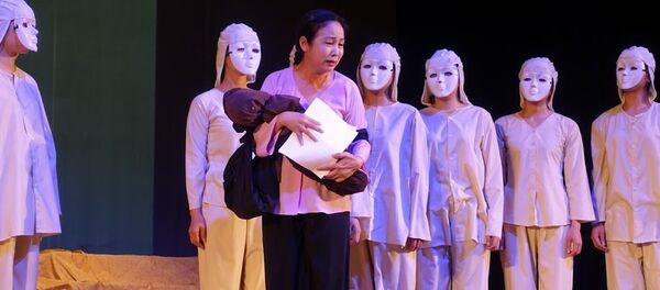 Vở kịch Dưới cát là nước của Nhà hát Kịch QĐND Việt Nam. Diễn tại Nhà hát Hàn lâm Trung ương Quân đội Nga. - Sputnik Việt Nam