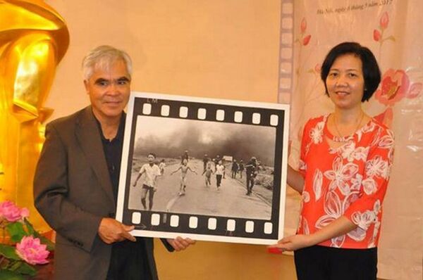 Giám đốc Bảo tàng Phụ nữ Việt Nam Nguyễn Thị Bích Vân nhận bức “Em bé Napalm” do Nick Út trao tặng  - Sputnik Việt Nam