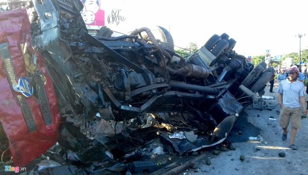 Xe đầu kéo chạy 105 km/h khi đối đầu ôtô khách khiến 12 người chết Xe đầu kéo chạy 105 km/h khi đối đầu ôtô khách khiến 12 người chết - Sputnik Việt Nam