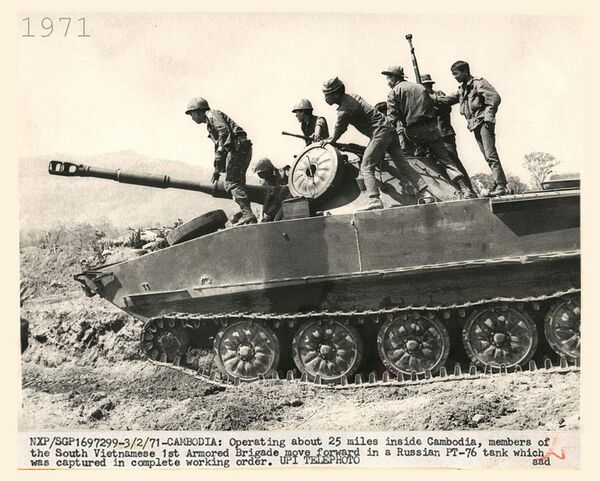 (2-3-1971) CAMBODIA: Hoạt động sâu khoảng 25 dặm bên trong lãnh thổ Cam Bốt, các binh sĩ Nam VN thuộc Lữ đoàn 1 Thiết giáp tiến về phía trước trên một chiến xa PT-76 do Liên Xô chế tạo mà họ tịch thu được còn hoàn toàn nguyên vẹn. - Sputnik Việt Nam