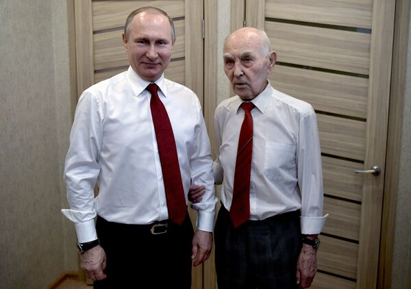 Tổng thống Putin đến thăm sếp cũ KGB, thời ông từng làm việc tại Dresden Tổng thống Putin đến thăm sếp cũ KGB, thời ông từng làm việc tại Dresden - Sputnik Việt Nam