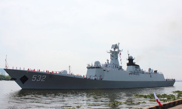 Tàu Hộ vệ tên lửa 532/Jing Zhou của Hải quân Trung Quốc đang được lai dắt cập cảng quốc tế Thành phố Hồ Chí Minh - Sputnik Việt Nam