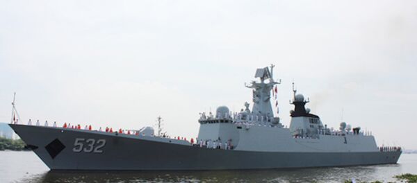 Tàu Hộ vệ tên lửa 532/Jing Zhou của Hải quân Trung Quốc đang được lai dắt cập cảng quốc tế Thành phố Hồ Chí Minh - Sputnik Việt Nam
