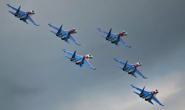 Tiết mục đội nhào lộn trên không Dũng sỹ Nga tại cuộc thi quốc tế Aviadarts-2015 Tiết mục đội nhào lộn trên không Dũng sỹ Nga tại cuộc thi quốc tế Aviadarts-2015 - Sputnik Việt Nam