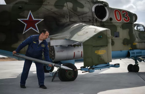 Nạp đạn vào máy bay trực thăng Mi-24 tại vòng quốc gia của cuộc thi quốc tế Aviadarts-2015 ở Voronezh Nạp đạn vào máy bay trực thăng Mi-24 tại vòng quốc gia của cuộc thi quốc tế Aviadarts-2015 ở Voronezh - Sputnik Việt Nam
