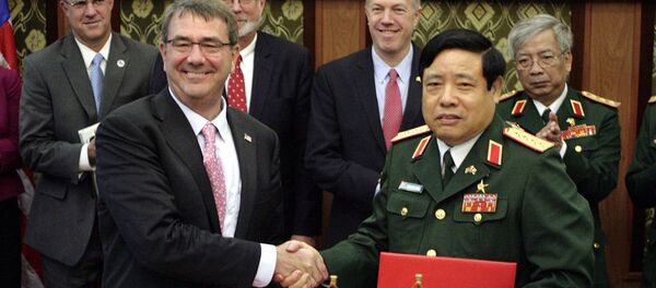 Bộ trưởng Quốc phòng Mỹ Ashton Carter và Phùng Quang Thanh Bộ trưởng Quốc phòng Mỹ Ashton Carter và Phùng Quang Thanh - Sputnik Việt Nam