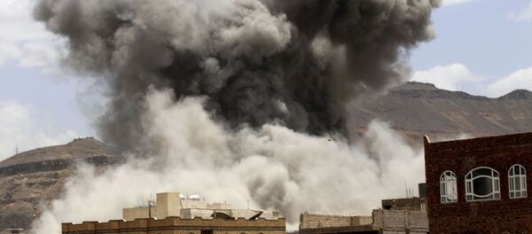 Khói từ một cuộc không kích vào căn cứ quân sự ở thành phố Sanaa Khói từ một cuộc không kích vào căn cứ quân sự ở thành phố Sanaa - Sputnik Việt Nam