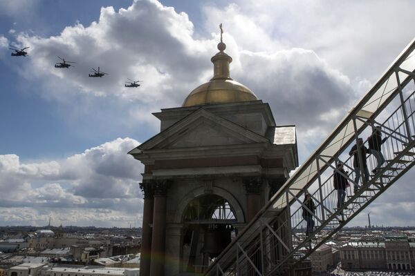 Các trực thăng tấn công Ka-52 Alligator trong lễ duyệt binh ở St Petersburg - Sputnik Việt Nam