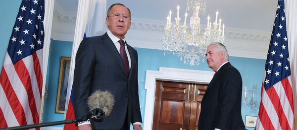 US Secretary of State Rex Tillerson (R) watches as Russian Foreign Minister Sergei Lavrov reacts to a reporter's question after posing for photos in the Treaty Room of the State Department in Washington, DC on May 10, 2017. - Sputnik Việt Nam