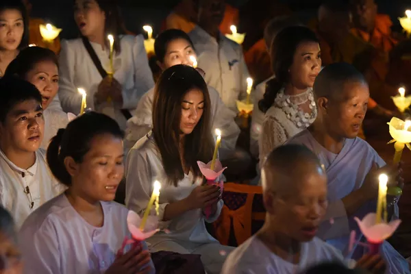 Tín đồ Phật giáo Thái Lan cầu nguyện tại đền Mahabodhi ở Ấn Độ trong ngày Phật Đản. Tín đồ Phật giáo Thái Lan cầu nguyện tại đền Mahabodhi ở Ấn Độ trong ngày Phật Đản. - Sputnik Việt Nam