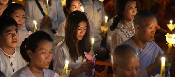 Tín đồ Phật giáo Thái Lan cầu nguyện tại đền Mahabodhi ở Ấn Độ trong ngày Phật Đản. - Sputnik Việt Nam