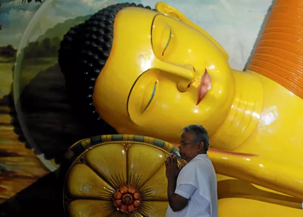 Trước tượng Phật tại thủ đô Sri Lanka. Trước tượng Phật tại thủ đô Sri Lanka. - Sputnik Việt Nam