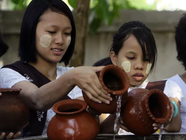 Thủ đô Naypyidaw của Myanmar. Cô gái tưới cây bồ đề trong ngày Phật Đản Thủ đô Naypyidaw của Myanmar. Cô gái tưới cây bồ đề trong ngày Phật Đản - Sputnik Việt Nam