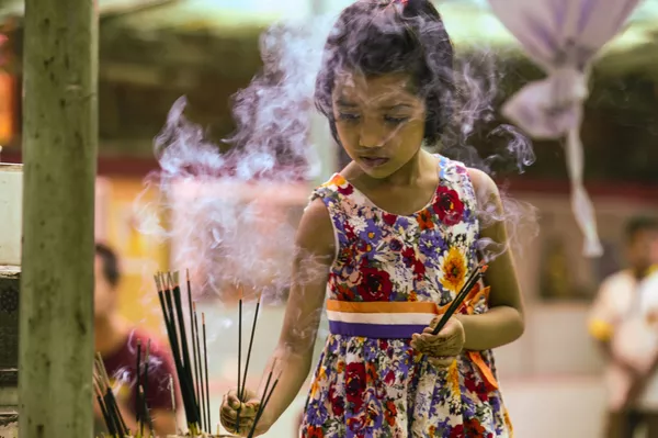Bangladesh. Cô bé thắp hương trong ngày Phật Đản tại ngôi chùa ở thủ đô Dhaka Bangladesh. Cô bé thắp hương trong ngày Phật Đản tại ngôi chùa ở thủ đô Dhaka - Sputnik Việt Nam
