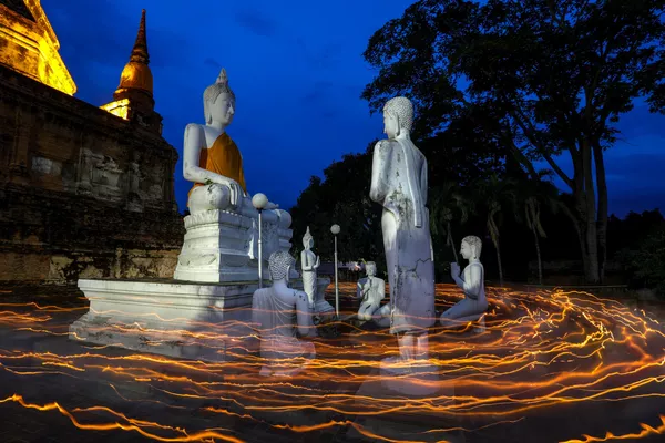 Cầu nguyện trong ngày Phật Đản tại ngôi đền của Thái Lan. Cầu nguyện trong ngày Phật Đản tại ngôi đền của Thái Lan. - Sputnik Việt Nam