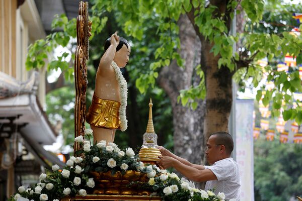 Hà Nội. Phật tử trước tượng Đức Phật trong chùa Quán Sứ. - Sputnik Việt Nam