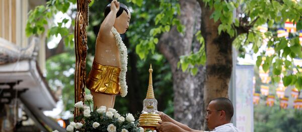 Hà Nội. Phật tử trước tượng Đức Phật trong chùa Quán Sứ - Sputnik Việt Nam