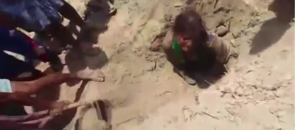 Thiếu nữ bị chôn sống vì gia đình kiên quyết không bán đất cho doanh nhân (Video) Thiếu nữ bị chôn sống vì gia đình kiên quyết không bán đất cho doanh nhân (Video) - Sputnik Việt Nam