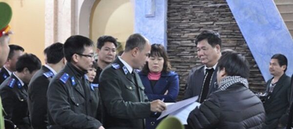 Chấp hành viên Đặng Xuân Quang đang lật giở hồ sơ trong vụ cưỡng chế THA của Chi cục THA TP Việt Trì bất chấp kháng nghị giám đốc thẩm. Chấp hành viên Đặng Xuân Quang đang lật giở hồ sơ trong vụ cưỡng chế THA của Chi cục THA TP Việt Trì bất chấp kháng nghị giám đốc thẩm. - Sputnik Việt Nam