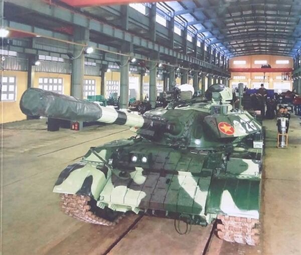 Xe tăng T-55 nâng cấp đang nằm trong nhà xưởng  - Sputnik Việt Nam