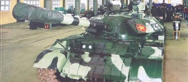 Xe tăng T-55 nâng cấp đang nằm trong nhà xưởng - Sputnik Việt Nam