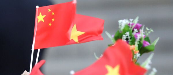 Quốc kỳ Việt Nam và Trung Quốc tung bay ở Bắc Kinh trong lễ chào đón Chủ tịch Việt Nam Trần Đại Quang tại sân bay Bắc Kinh Quốc kỳ Việt Nam và Trung Quốc tung bay ở Bắc Kinh trong lễ chào đón Chủ tịch Việt Nam Trần Đại Quang tại sân bay Bắc Kinh - Sputnik Việt Nam