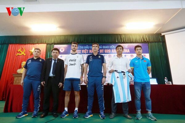 Công Phượng chụp ảnh lưu niệm trong buổi họp báo trước trận giao hữu U22 Việt Nam - U20 Argentina. (Ảnh: Vy Vũ) Công Phượng chụp ảnh lưu niệm trong buổi họp báo trước trận giao hữu U22 Việt Nam - U20 Argentina. (Ảnh: Vy Vũ) - Sputnik Việt Nam
